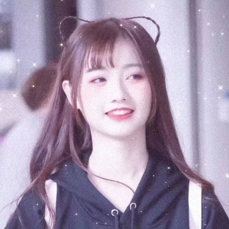 给小酒馆女子喝高杯酒